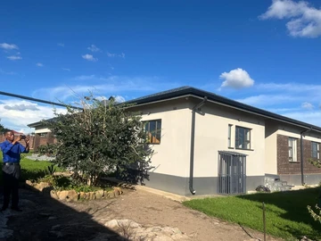 A modern 3 bedroomed main house for rent with a 2 bedroomed cottage 